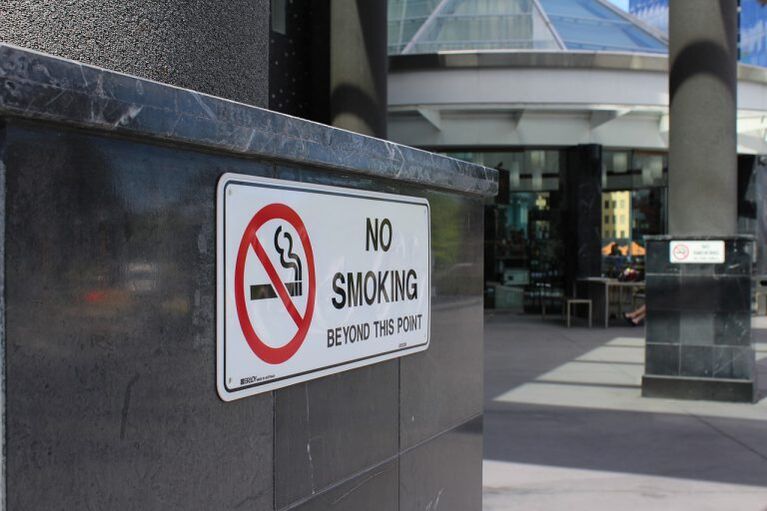 Zabrana pušenja na javnim mjestima potiče prestanak pušenja