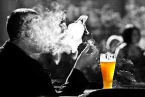 pijenje alkohola potiče potrebu za pušenjem