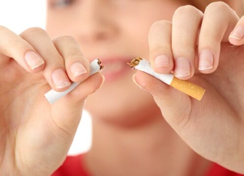 djevojka razbije cigaretu i prestane pušiti